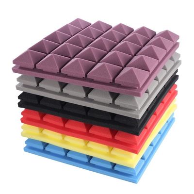 Paneles acústicos de edificios de oficinas con diseño moderno y características de absorción de sonido