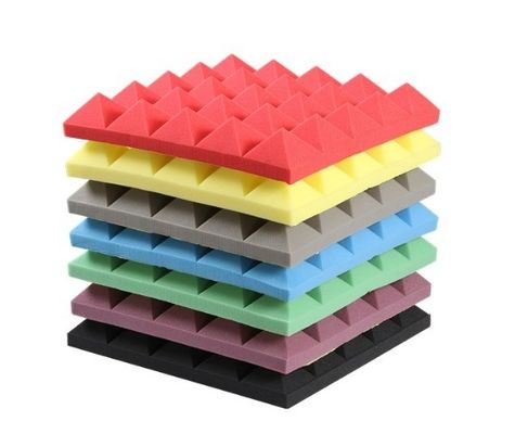 Paneles acústicos de edificios de oficinas con diseño moderno y características de absorción de sonido