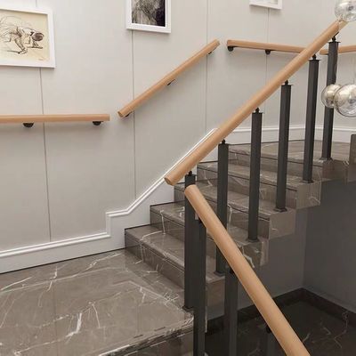Modelos de barandillas de escaleras de hierro de diseño simple para el montaje de paredes en apartamentos