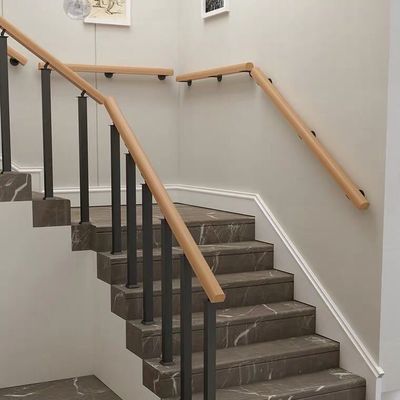 Modelos de barandillas de escaleras de hierro de diseño simple para el montaje de paredes en apartamentos