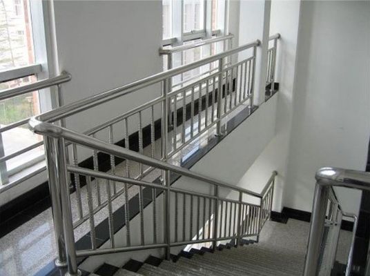 Barandillas metálicas exteriores para paredes de apartamentos montadas en el exterior