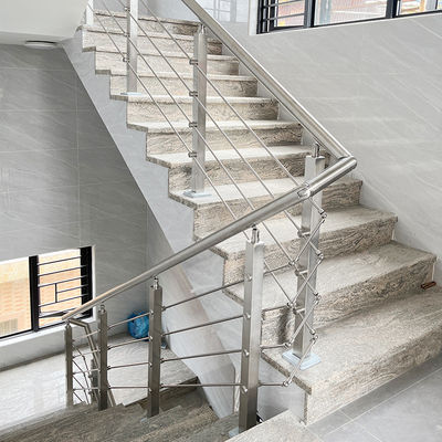 Interior del apartamento Escaleras prefabricadas de hierro forjado Barandillas Diseño moderno para apartamentos