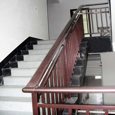 Portaescalas de vidrio montadas en la pared con pilares de acero inoxidable y aspecto de diseño moderno