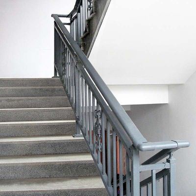 Portaescalas de vidrio montadas en la pared con pilares de acero inoxidable y aspecto de diseño moderno