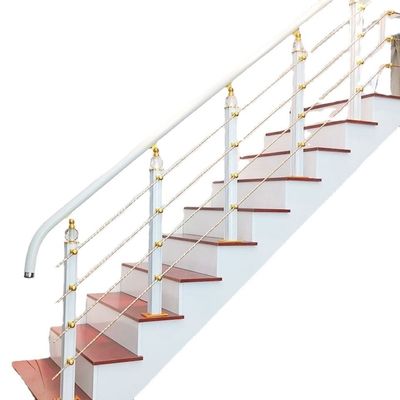 Escaleras rectas flotantes con columna central y banda de madera