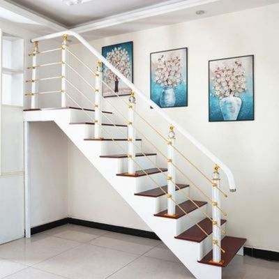 Escaleras rectas flotantes con columna central y banda de madera