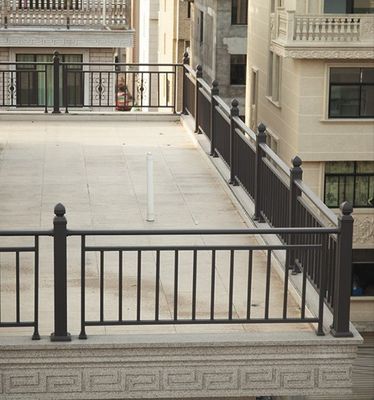 Edificio de oficinas Balcón Manillar de aluminio con diseño moderno y montaje en el suelo