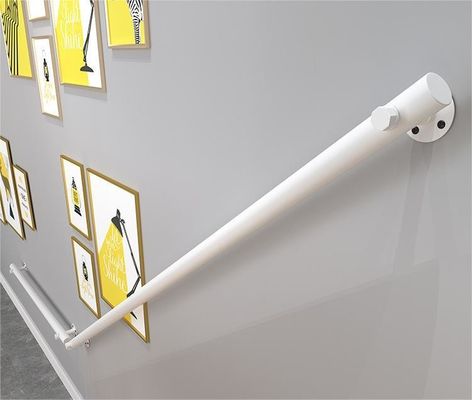 Diseño moderno contra la pared Techo interior Barandillas para ancianos Escaleras de madera Mangueras