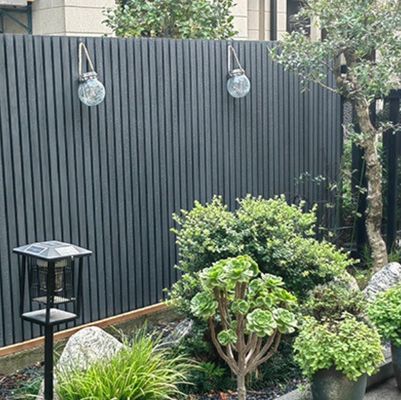 Los paneles de pared de madera y plástico son una opción ecológica para proyectos de decoración ambiental