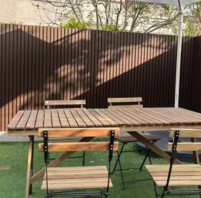 Los paneles de pared de madera y plástico son una opción ecológica para proyectos de decoración ambiental