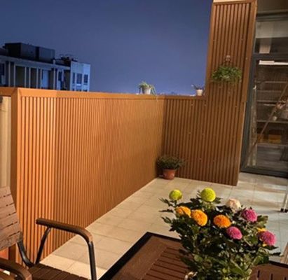 Los paneles de pared de madera y plástico son una opción ecológica para proyectos de decoración ambiental