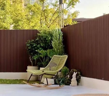 Los paneles de pared de madera y plástico son una opción ecológica para proyectos de decoración ambiental