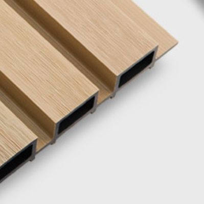 Los paneles de pared de madera y plástico son una opción ecológica para proyectos de decoración ambiental