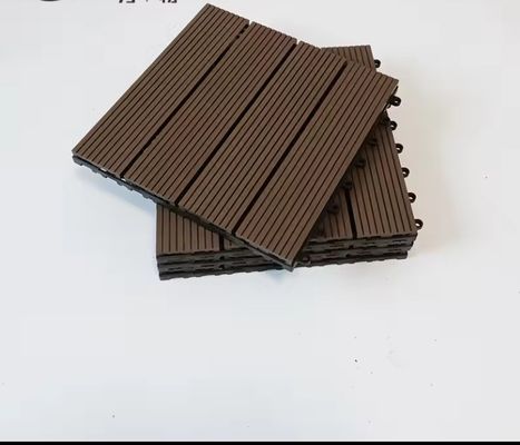 Terraza de madera plástico compuesto de café WPC 300 * 300mm azulejos de suelo para el jardín exterior suave