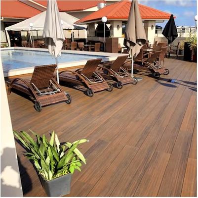 Suelos de terraza de madera lisa de plástico para piscinas de diferentes tamaños