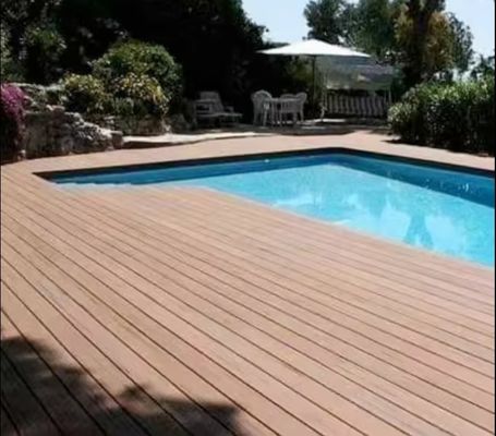 Suelos de terraza de madera lisa de plástico para piscinas de diferentes tamaños