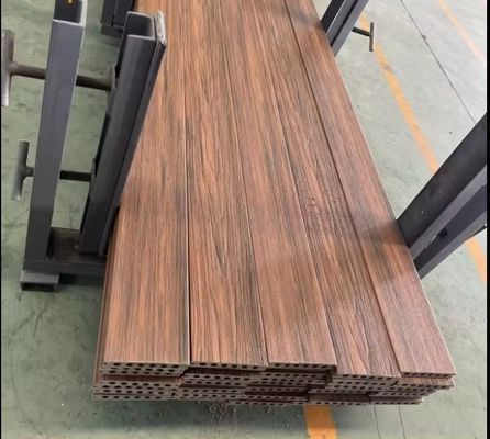 Suelos de terraza de madera lisa de plástico para piscinas de diferentes tamaños