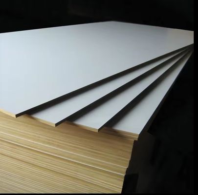 1220x2440mm Panel de madera contrachapada de melamina no metálica blanca laminada para muebles de apartamento