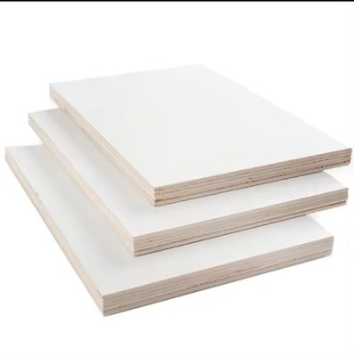 1220x2440mm Panel de madera contrachapada de melamina no metálica blanca laminada para muebles de apartamento